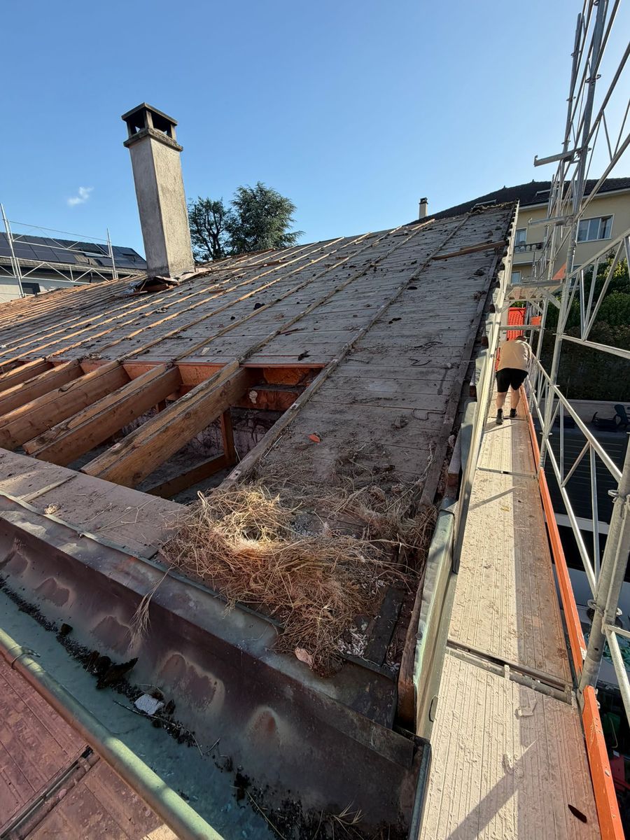 Toiture déposée, charpente à nu, échafaudage en place