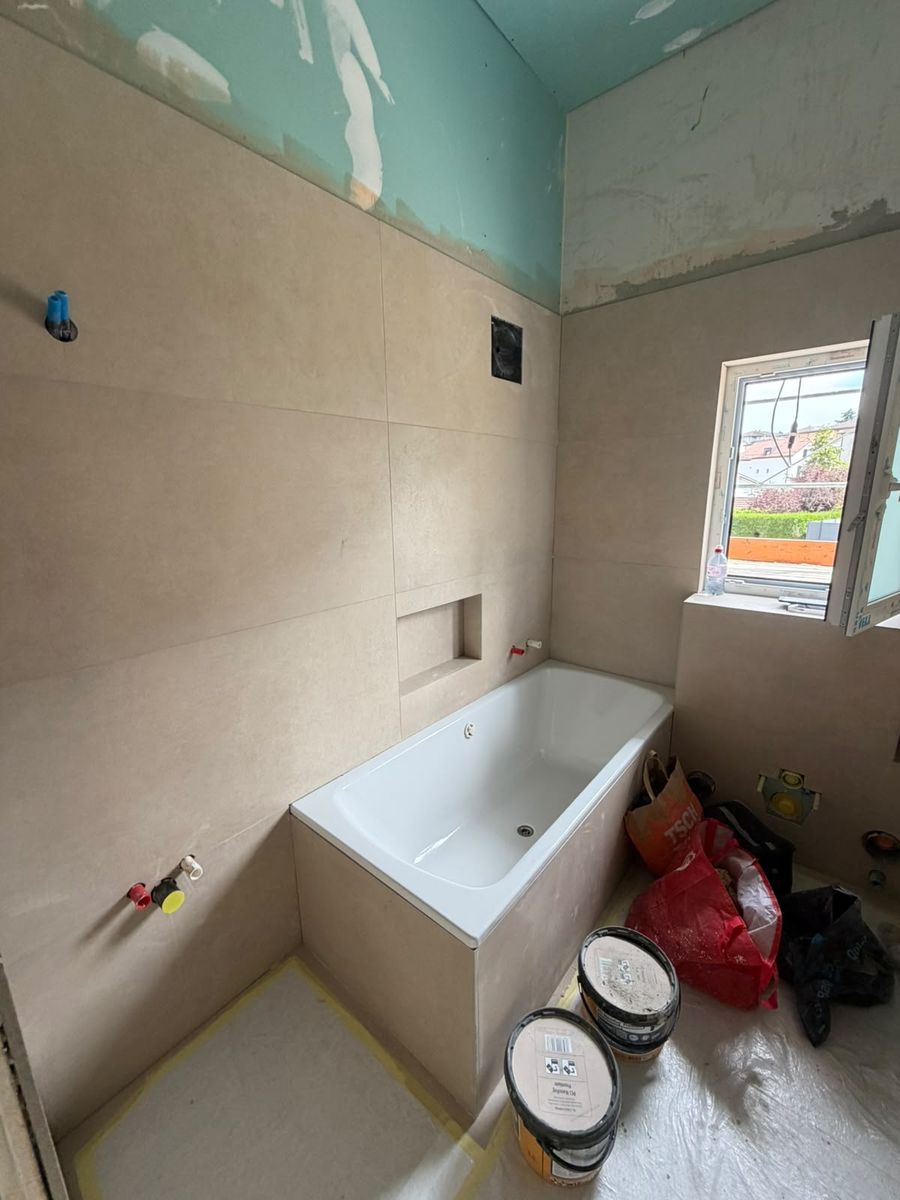 Salle de bains en cours : baignoire posée, murs préparés