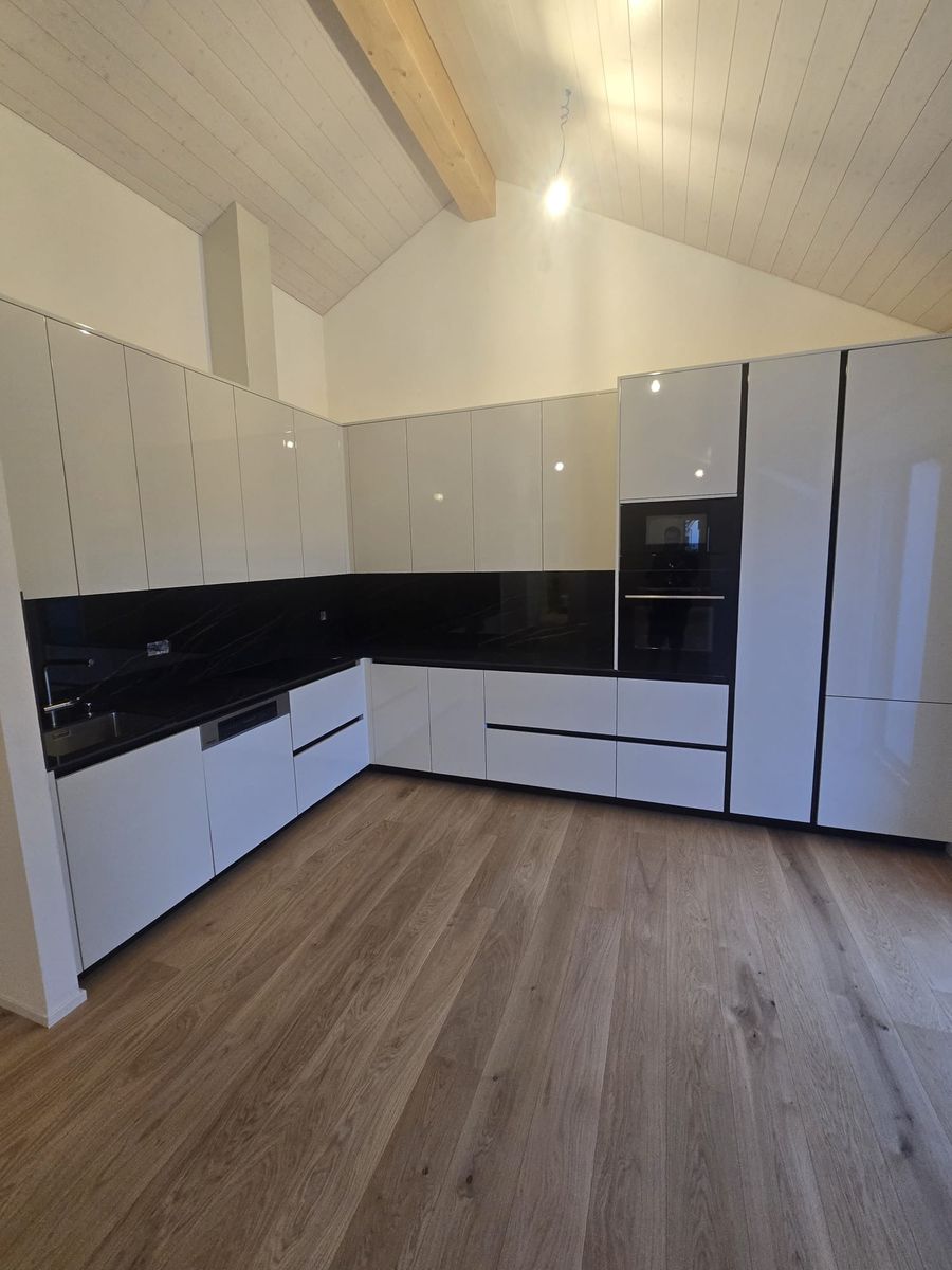 Cuisine livrée dans l'appartement en attique