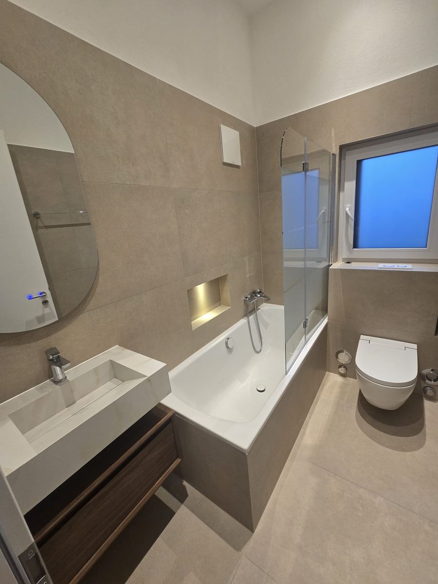 Salle de bains livrée avec baignoire encastrée