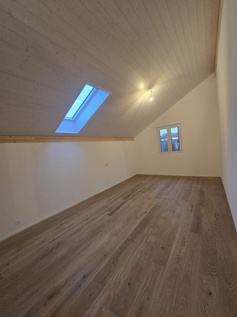 Chambre sous rampants avec parquet et velux