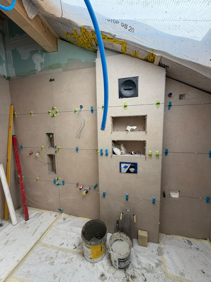 Distribution sanitaire et électrique avant carrelage
