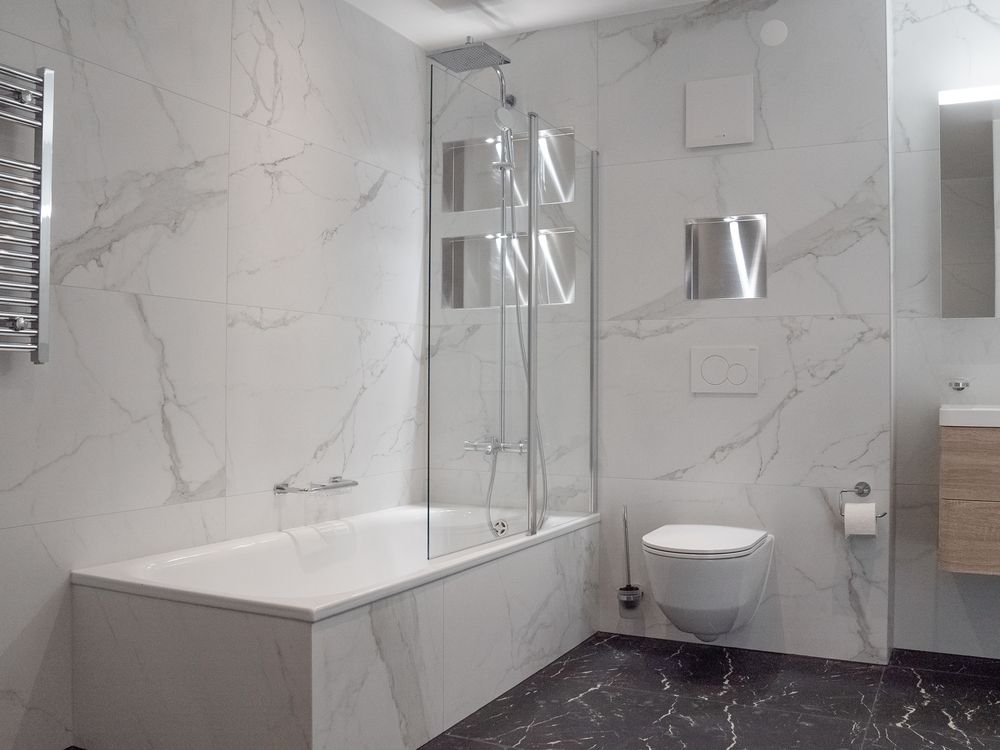 Salle de bains rénovée avec baignoire et double vasque