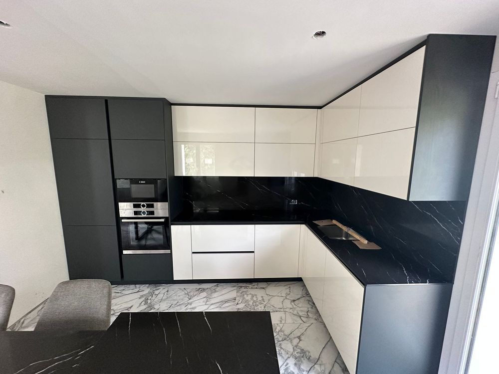 Cuisine sur mesure avec îlot et plan en pierre noire